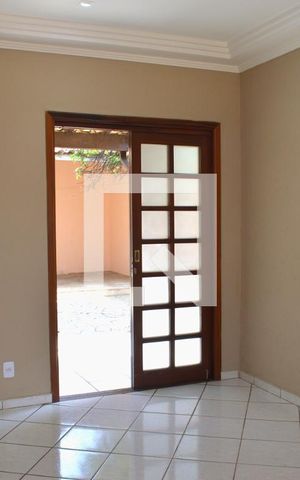 Casa para alugar com 110m², 2 quartos e 2 vagasSala