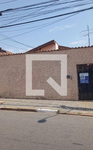 Casa para alugar com 110m², 2 quartos e 2 vagas Casa para alugar com 110m², 2 quartos e 2 vagasFachada