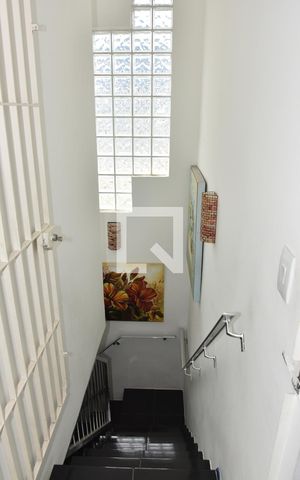 Casa para alugar com 371m², 3 quartos e 8 vagasEscada