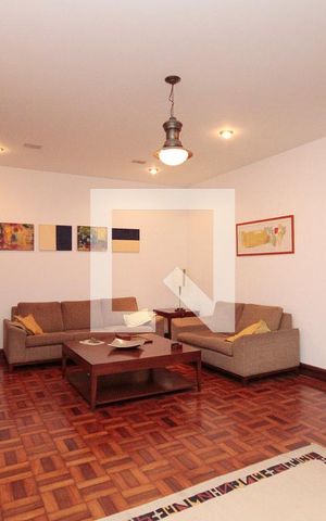 Casa à venda com 630m², 5 quartos e 8 vagasSala