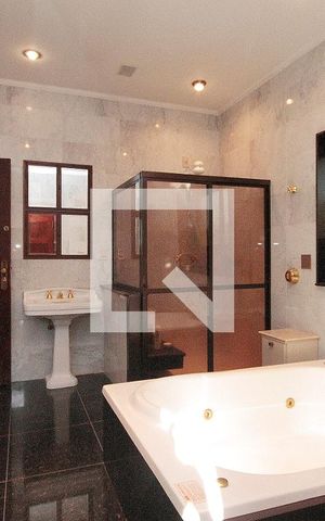 Casa à venda com 630m², 5 quartos e 8 vagasBanheiro da Suíte