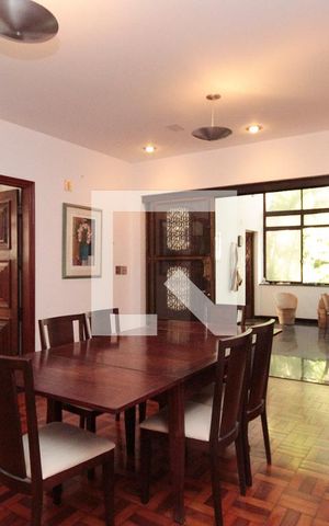 Casa à venda com 630m², 5 quartos e 8 vagasSala