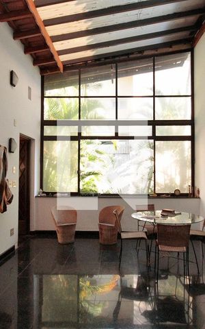 Casa à venda com 630m², 5 quartos e 8 vagasSala