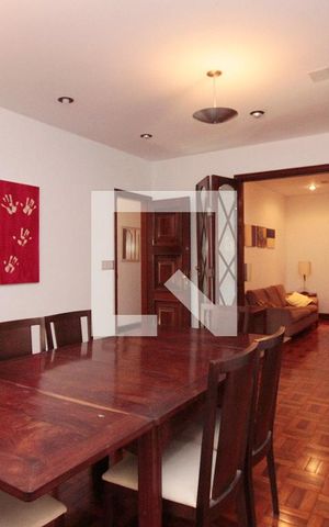 Casa à venda com 630m², 5 quartos e 8 vagasSala