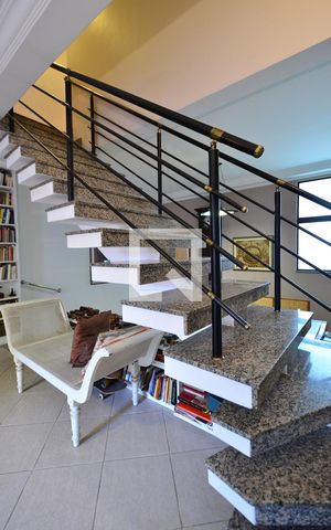 Casa à venda com 250m², 3 quartos e 3 vagasEscada
