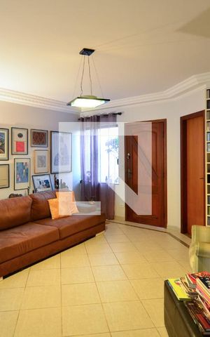 Casa à venda com 250m², 3 quartos e 3 vagas Casa à venda com 250m², 3 quartos e 3 vagasSala