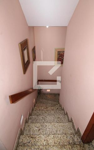 Casa à venda com 277m², 3 quartos e 2 vagasEscada