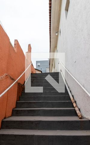 Casa à venda com 140m², 2 quartos e 2 vagasEscada para Garagem