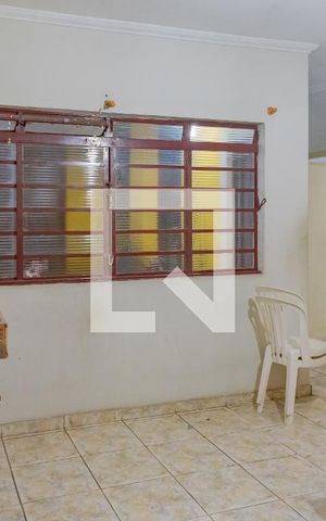 Casa à venda com 193m², 6 quartos e 2 vagas Casa à venda com 193m², 6 quartos e 2 vagasSala