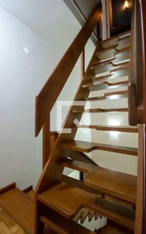 Casa de condomínio à venda com 150m², 3 quartos e 2 vagas Casa de condomínio à venda com 150m², 3 quartos e 2 vagasEscada