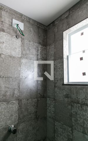 Casa de condomínio à venda com 45m², 2 quartos e sem vaga Casa de condomínio à venda com 45m², 2 quartos e sem vagaBanheiro