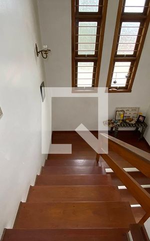 Casa à venda com 600m², 6 quartos e 10 vagasEscada