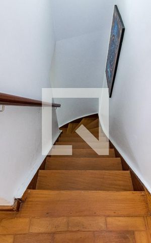 Casa à venda com 80m², 2 quartos e sem vaga Casa à venda com 80m², 2 quartos e sem vagaEscadas