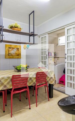 Casa à venda com 198m², 5 quartos e 2 vagas Casa à venda com 198m², 5 quartos e 2 vagasCopa