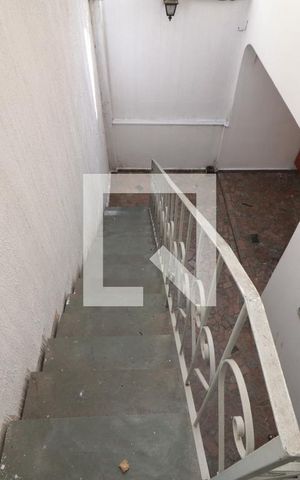 Casa à venda com 200m², 2 quartos e 1 vagaEscada de acesso ao salão