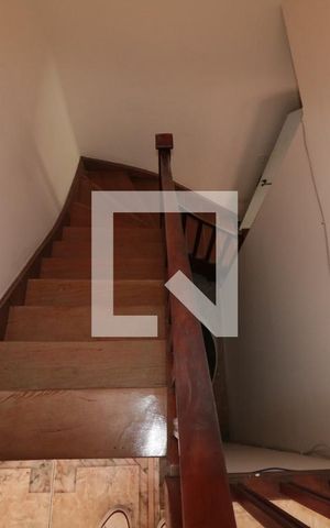 Casa à venda com 200m², 2 quartos e 1 vagaEscada de acesso aos quartos 