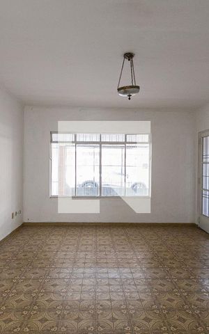 Casa à venda com 150m², 2 quartos e 2 vagas Casa à venda com 150m², 2 quartos e 2 vagasSala