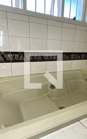 Casa à venda com 445m², 5 quartos e 6 vagasBanheira da Suíte