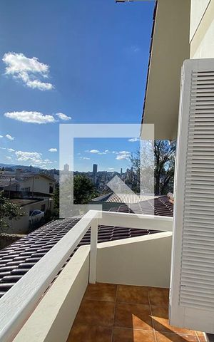 Casa à venda com 445m², 5 quartos e 6 vagasSacada do Quarto 2