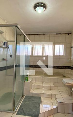 Casa à venda com 445m², 5 quartos e 6 vagasBanheiro da Suíte