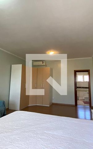 Casa à venda com 445m², 5 quartos e 6 vagasQuarto 4 - Suíte