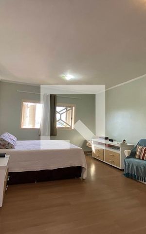 Casa à venda com 445m², 5 quartos e 6 vagasQuarto 4 - Suíte