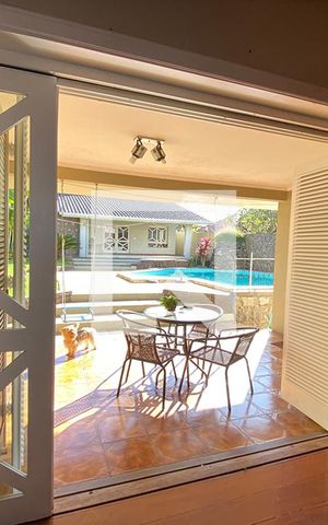 Casa à venda com 445m², 5 quartos e 6 vagasPorta Janela da Sala de Estar 1