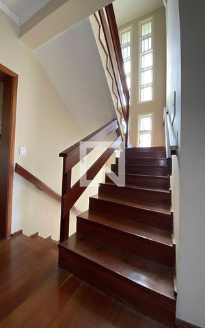 Casa à venda com 445m², 5 quartos e 6 vagasEscada