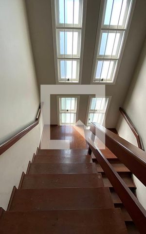 Casa à venda com 445m², 5 quartos e 6 vagasEscada