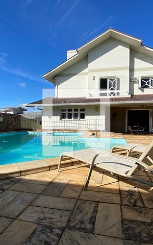 Casa à venda com 445m², 5 quartos e 6 vagasÁrea Externa