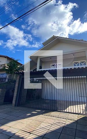 Casa à venda com 445m², 5 quartos e 6 vagasFachada