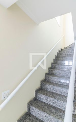 Casa à venda com 240m², 3 quartos e 5 vagas Casa à venda com 240m², 3 quartos e 5 vagasEscada