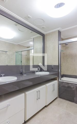Apartamento à venda com 220m², 3 quartos e 2 vagas Apartamento à venda com 220m², 3 quartos e 2 vagasQuarto Suíte 3 - banheiro