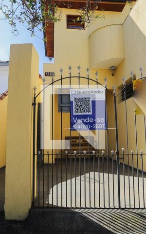 Casa à venda com 242m², 3 quartos e 2 vagasFachada