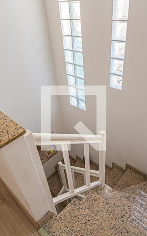 Casa à venda com 174m², 3 quartos e 2 vagas Casa à venda com 174m², 3 quartos e 2 vagasEscada Dormitorios
