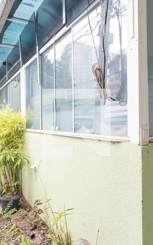 Casa à venda com 320m², 4 quartos e 4 vagas Casa à venda com 320m², 4 quartos e 4 vagasEntrada