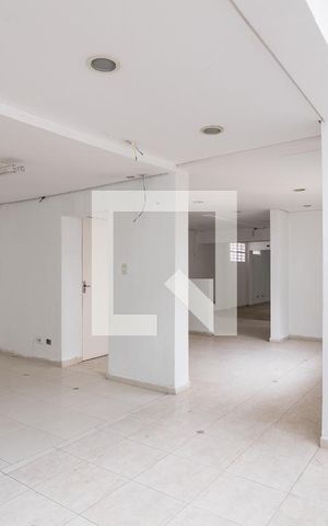 Casa à venda com 320m², 4 quartos e 4 vagas Casa à venda com 320m², 4 quartos e 4 vagasEntrada
