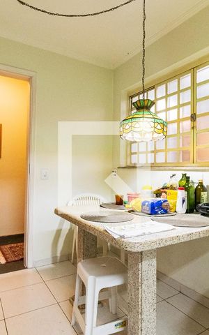 Casa à venda com 180m², 2 quartos e 2 vagas Casa à venda com 180m², 2 quartos e 2 vagasCozinha