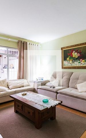 Casa à venda com 180m², 2 quartos e 2 vagas Casa à venda com 180m², 2 quartos e 2 vagasSala