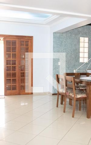 Casa à venda com 270m², 4 quartos e 3 vagas Casa à venda com 270m², 4 quartos e 3 vagasSala