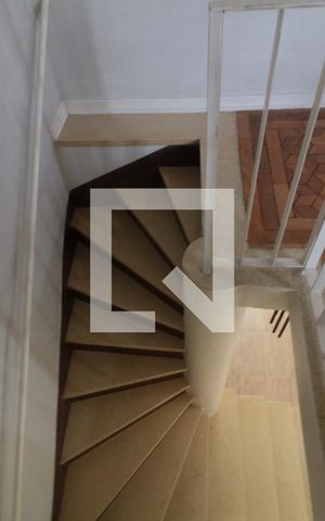 Casa à venda com 220m², 3 quartos e 2 vagasEscada de acesso 