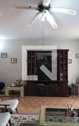 Casa à venda com 220m², 3 quartos e 2 vagasSala de TV