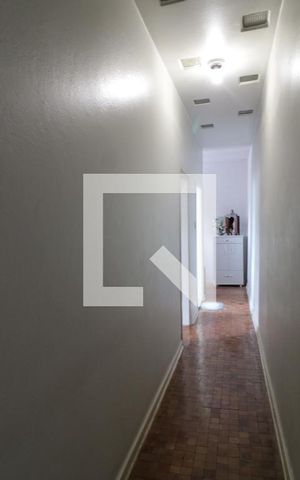 Casa à venda com 220m², 3 quartos e 2 vagasCorredor