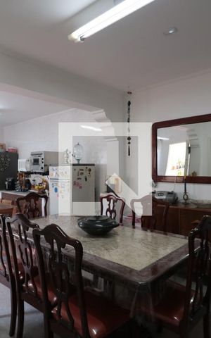 Casa à venda com 220m², 3 quartos e 2 vagasCozinha 