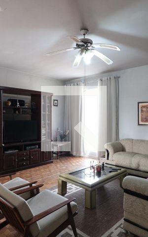 Casa à venda com 220m², 3 quartos e 2 vagasSala de TV
