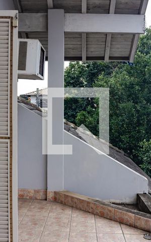 Casa à venda com 216m², 3 quartos e 2 vagas Casa à venda com 216m², 3 quartos e 2 vagasSacada