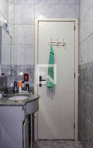 Casa à venda com 216m², 3 quartos e 2 vagas Casa à venda com 216m², 3 quartos e 2 vagasBanheiro