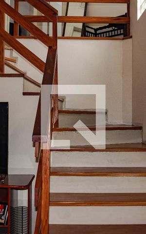 Casa à venda com 216m², 3 quartos e 2 vagas Casa à venda com 216m², 3 quartos e 2 vagasEscada