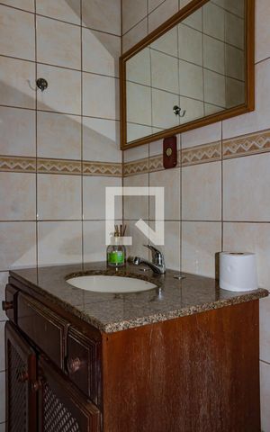 Casa à venda com 216m², 3 quartos e 2 vagas Casa à venda com 216m², 3 quartos e 2 vagasLavabo