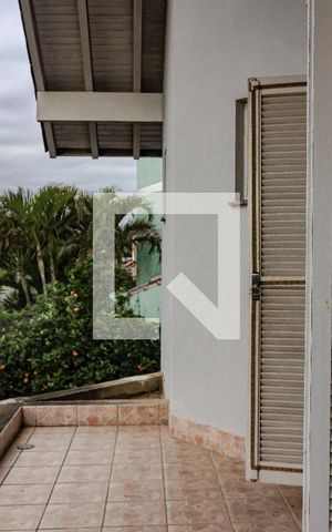 Casa à venda com 216m², 3 quartos e 2 vagas Casa à venda com 216m², 3 quartos e 2 vagasSacada